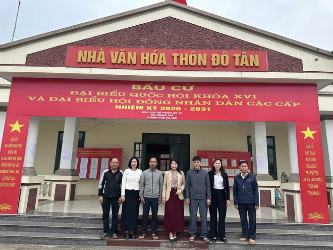 PHÓ BÍ THƯ THƯỜNG TRỰC ĐẢNG ỦY, CHỦ TỊCH ỦY BAN MTTQ VIỆT NAM XÃ TRUNG GIÃ-  Đ/C NGUYỄN THỊ KIM TUYẾN- KIỂM TRA CÔNG TÁC CHUẨN BỊ BẦU CỬ TẠI CÁC KHU VỰC BỎ PHIẾU- Ảnh 5.