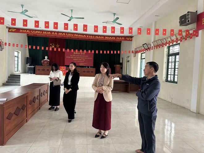 PHÓ BÍ THƯ THƯỜNG TRỰC ĐẢNG ỦY, CHỦ TỊCH ỦY BAN MTTQ VIỆT NAM XÃ TRUNG GIÃ-  Đ/C NGUYỄN THỊ KIM TUYẾN- KIỂM TRA CÔNG TÁC CHUẨN BỊ BẦU CỬ TẠI CÁC KHU VỰC BỎ PHIẾU- Ảnh 6.