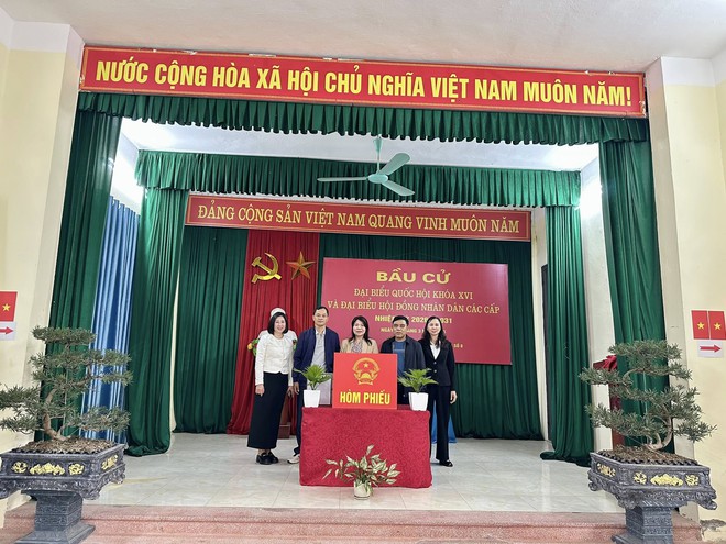 PHÓ BÍ THƯ THƯỜNG TRỰC ĐẢNG ỦY, CHỦ TỊCH ỦY BAN MTTQ VIỆT NAM XÃ TRUNG GIÃ-  Đ/C NGUYỄN THỊ KIM TUYẾN- KIỂM TRA CÔNG TÁC CHUẨN BỊ BẦU CỬ TẠI CÁC KHU VỰC BỎ PHIẾU- Ảnh 7.