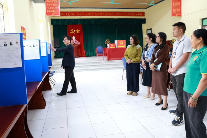 BÍ THƯ ĐẢNG ỦY XÃ TRUNG GIÃ KIỂM TRA CÔNG TÁC CHUẨN BỊ BẦU CỬ TẠI CÁC KHU VỰC BỎ PHIẾU- Ảnh 4.