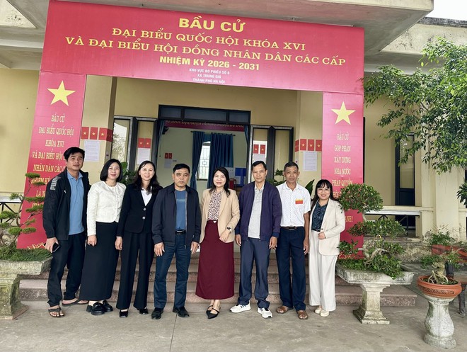 PHÓ BÍ THƯ THƯỜNG TRỰC ĐẢNG ỦY, CHỦ TỊCH ỦY BAN MTTQ VIỆT NAM XÃ TRUNG GIÃ-  Đ/C NGUYỄN THỊ KIM TUYẾN- KIỂM TRA CÔNG TÁC CHUẨN BỊ BẦU CỬ TẠI CÁC KHU VỰC BỎ PHIẾU- Ảnh 9.