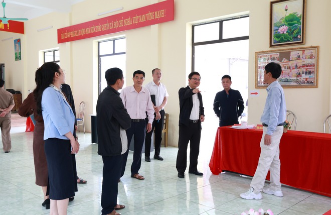 BÍ THƯ ĐẢNG ỦY XÃ TRUNG GIÃ KIỂM TRA CÔNG TÁC CHUẨN BỊ BẦU CỬ TẠI CÁC KHU VỰC BỎ PHIẾU- Ảnh 5.