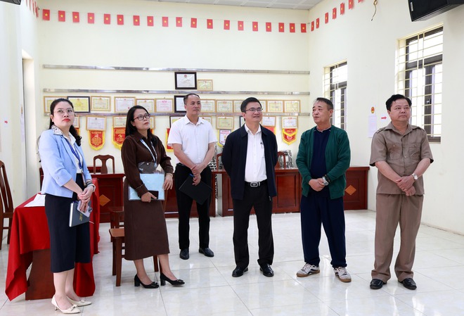 BÍ THƯ ĐẢNG ỦY XÃ TRUNG GIÃ KIỂM TRA CÔNG TÁC CHUẨN BỊ BẦU CỬ TẠI CÁC KHU VỰC BỎ PHIẾU- Ảnh 9.