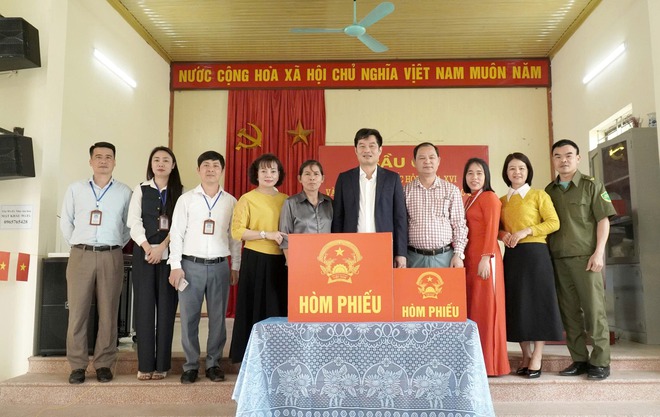 ĐỒNG CHÍ NGUYỄN BÁ HOÀNG – PHÓ BÍ THƯ ĐẢNG ỦY, CHỦ TỊCH UBND XÃ KIỂM TRA CÔNG TÁC CHUẨN BỊ BẦU CỬ TẠI ĐƠN VỊ BẦU CỬ SỐ 5 VÀ SỐ 6- Ảnh 3.