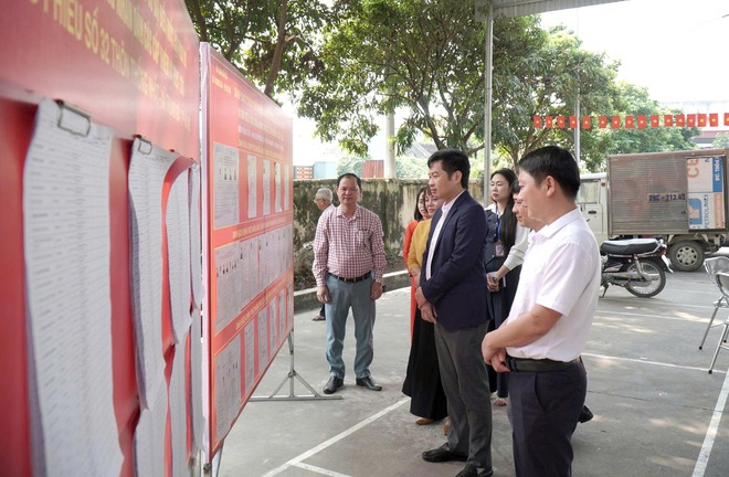 ĐỒNG CHÍ NGUYỄN BÁ HOÀNG – PHÓ BÍ THƯ ĐẢNG ỦY, CHỦ TỊCH UBND XÃ KIỂM TRA CÔNG TÁC CHUẨN BỊ BẦU CỬ TẠI ĐƠN VỊ BẦU CỬ SỐ 5 VÀ SỐ 6- Ảnh 4.