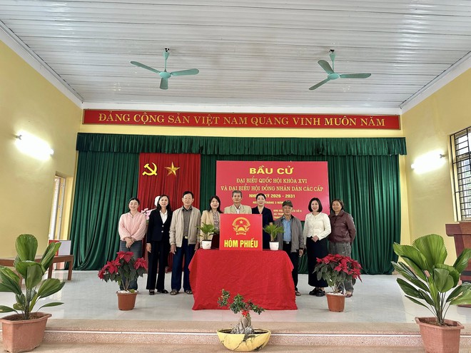 PHÓ BÍ THƯ THƯỜNG TRỰC ĐẢNG ỦY, CHỦ TỊCH ỦY BAN MTTQ VIỆT NAM XÃ TRUNG GIÃ-  Đ/C NGUYỄN THỊ KIM TUYẾN- KIỂM TRA CÔNG TÁC CHUẨN BỊ BẦU CỬ TẠI CÁC KHU VỰC BỎ PHIẾU- Ảnh 11.