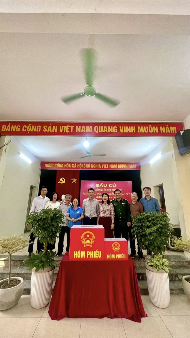 PHÓ BÍ THƯ THƯỜNG TRỰC ĐẢNG ỦY, CHỦ TỊCH ỦY BAN MTTQ VIỆT NAM XÃ TRUNG GIÃ-  Đ/C NGUYỄN THỊ KIM TUYẾN- KIỂM TRA CÔNG TÁC CHUẨN BỊ BẦU CỬ TẠI CÁC KHU VỰC BỎ PHIẾU- Ảnh 12.