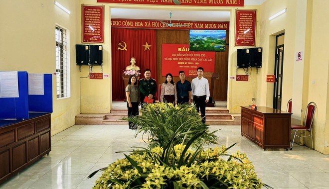 PHÓ BÍ THƯ THƯỜNG TRỰC ĐẢNG ỦY, CHỦ TỊCH ỦY BAN MTTQ VIỆT NAM XÃ TRUNG GIÃ-  Đ/C NGUYỄN THỊ KIM TUYẾN- KIỂM TRA CÔNG TÁC CHUẨN BỊ BẦU CỬ TẠI CÁC KHU VỰC BỎ PHIẾU- Ảnh 13.