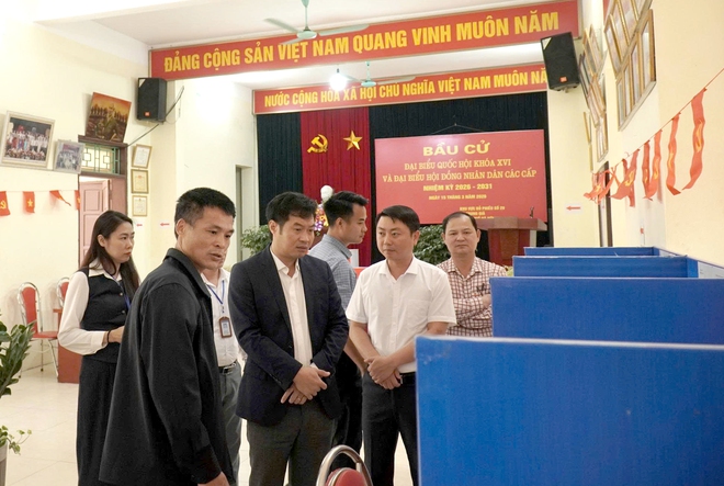 ĐỒNG CHÍ NGUYỄN BÁ HOÀNG – PHÓ BÍ THƯ ĐẢNG ỦY, CHỦ TỊCH UBND XÃ KIỂM TRA CÔNG TÁC CHUẨN BỊ BẦU CỬ TẠI ĐƠN VỊ BẦU CỬ SỐ 5 VÀ SỐ 6- Ảnh 5.