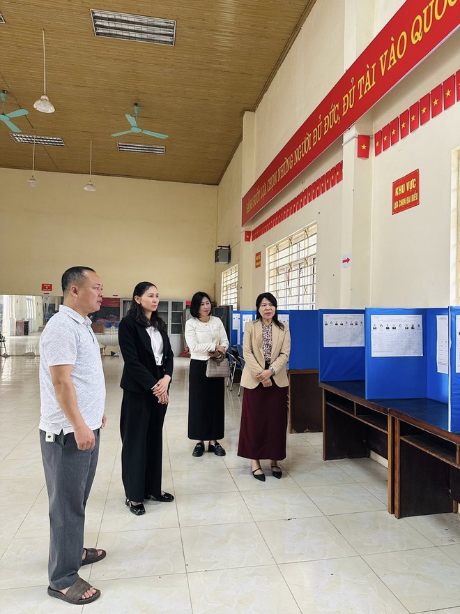 PHÓ BÍ THƯ THƯỜNG TRỰC ĐẢNG ỦY, CHỦ TỊCH ỦY BAN MTTQ VIỆT NAM XÃ TRUNG GIÃ-  Đ/C NGUYỄN THỊ KIM TUYẾN- KIỂM TRA CÔNG TÁC CHUẨN BỊ BẦU CỬ TẠI CÁC KHU VỰC BỎ PHIẾU- Ảnh 15.