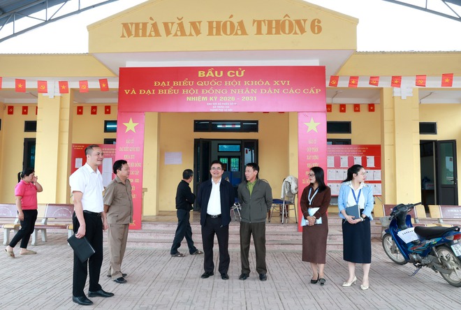 BÍ THƯ ĐẢNG ỦY XÃ TRUNG GIÃ KIỂM TRA CÔNG TÁC CHUẨN BỊ BẦU CỬ TẠI CÁC KHU VỰC BỎ PHIẾU- Ảnh 10.