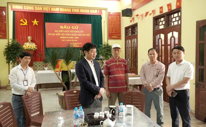ĐỒNG CHÍ NGUYỄN BÁ HOÀNG – PHÓ BÍ THƯ ĐẢNG ỦY, CHỦ TỊCH UBND XÃ KIỂM TRA CÔNG TÁC CHUẨN BỊ BẦU CỬ TẠI ĐƠN VỊ BẦU CỬ SỐ 5 VÀ SỐ 6- Ảnh 6.