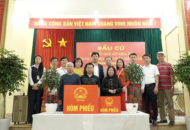 ĐỒNG CHÍ NGUYỄN BÁ HOÀNG – PHÓ BÍ THƯ ĐẢNG ỦY, CHỦ TỊCH UBND XÃ KIỂM TRA CÔNG TÁC CHUẨN BỊ BẦU CỬ TẠI ĐƠN VỊ BẦU CỬ SỐ 5 VÀ SỐ 6- Ảnh 7.