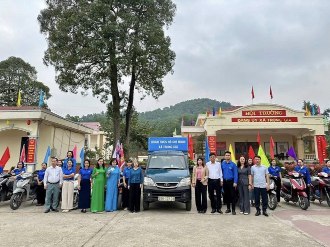 TUỔI TRẺ TRUNG GIÃ RA QUÂN TUYÊN TRUYỀN LƯU ĐỘNG CHÀO MỪNG NGÀY BẦU CỬ - Ảnh 1.