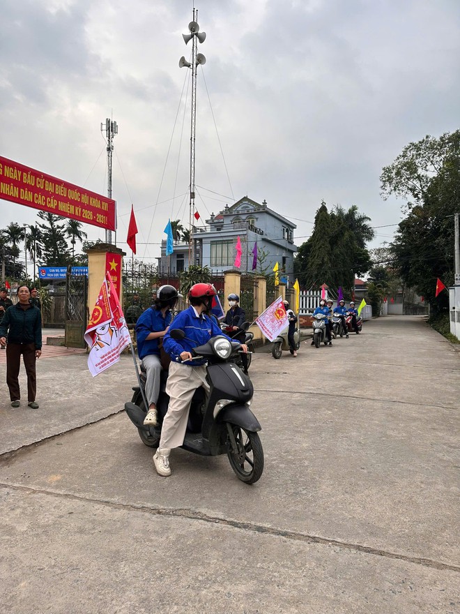 TUỔI TRẺ TRUNG GIÃ RA QUÂN TUYÊN TRUYỀN LƯU ĐỘNG CHÀO MỪNG NGÀY BẦU CỬ - Ảnh 4.