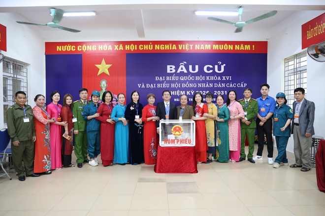 Nhiều khu vực bỏ phiếu phường Kiến Hưng đạt 100% cử tri đi bầu cử- Ảnh 4.