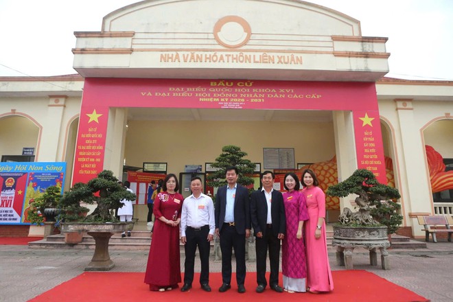 Chủ tịch UBND xã Trung Giã Nguyễn Bá Hoàng dự lễ khai mạc tại khu vực bỏ phiếu số 4 (Thôn Liên Xuân, xã Trung Giã)- Ảnh 4.