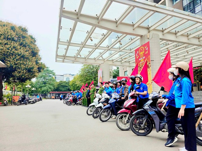 Tuổi trẻ Hà Đông ra quân vệ sinh môi trường và tuyên truyền lưu động về bầu cử- Ảnh 4.
