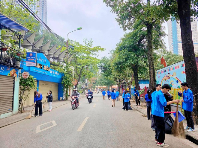 Tuổi trẻ Hà Đông ra quân vệ sinh môi trường và tuyên truyền lưu động về bầu cử- Ảnh 2.