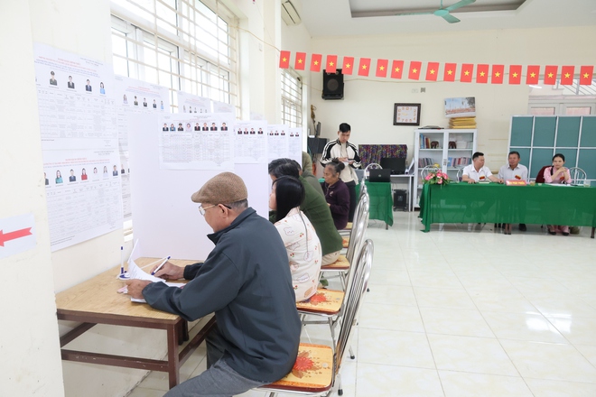 Hơn 33.000 cử tri tại xã Hòa Phú tham gia bỏ phiếu, đạt 99,44%

- Ảnh 4.