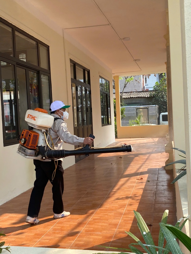 Trạm Y tế phường Hà Đông chủ động phun hóa chất khử khuẩn đảm bảo an toàn phòng chống dịch phục vụ công tác bầu cử
 - Ảnh 2.
