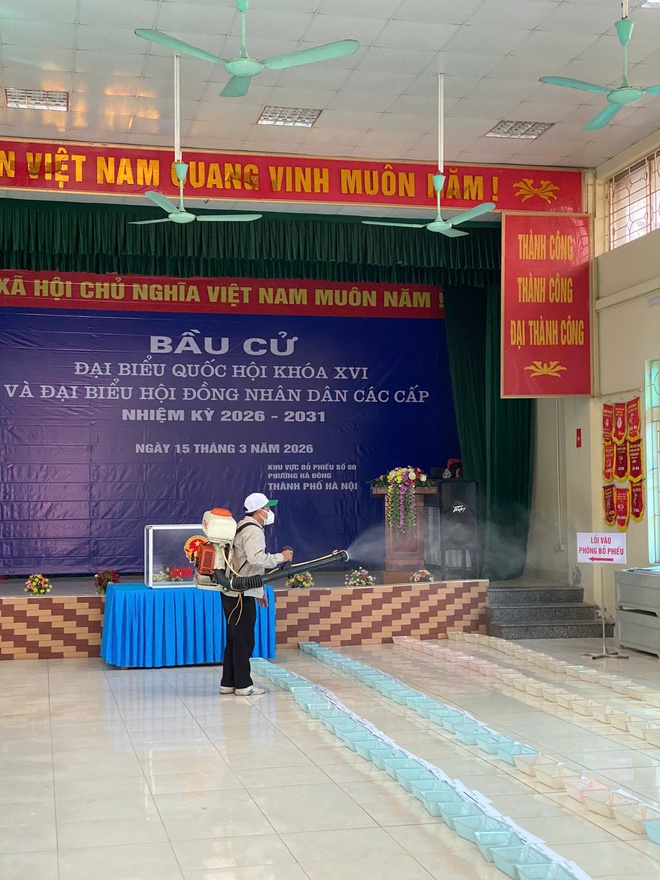 Trạm Y tế phường Hà Đông chủ động phun hóa chất khử khuẩn đảm bảo an toàn phòng chống dịch phục vụ công tác bầu cử
 - Ảnh 3.