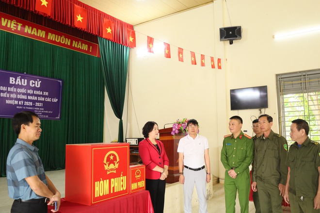 LÃNH ĐẠO XÃ CỔ ĐÔ KIỂM TRA CÔNG TÁC CHUẨN BỊ BẦU CỬ TẠI MỘT SỐ KHU VỰC BỎ PHIẾU TRÊN ĐỊA BÀN- Ảnh 4.