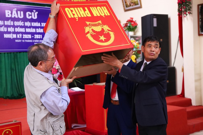 LÃNH ĐẠO XÃ CỔ ĐÔ DỰ KHAI MẠC BẦU CỬ TẠI CÁC KHU VỰC BỎ PHIẾU TRÊN ĐỊA BÀN- Ảnh 4.