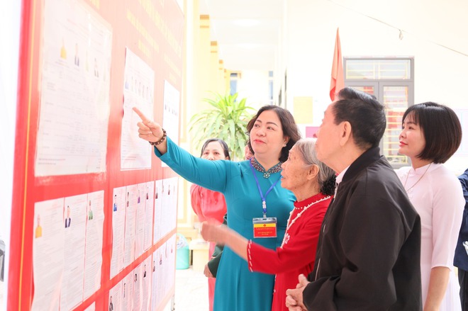 LÃNH ĐẠO XÃ CỔ ĐÔ DỰ KHAI MẠC BẦU CỬ TẠI CÁC KHU VỰC BỎ PHIẾU TRÊN ĐỊA BÀN- Ảnh 5.