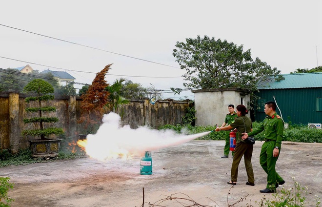 Xã Hồng Vân tập huấn công tác phòng cháy, chữa cháy cho lực lượng tham gia bảo vệ an ninh, trật tự ở cơ sở.- Ảnh 8.