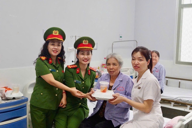 Trao tặng suất ăn miễn phí cho bệnh nhân điều trị nội trú tại bệnh viện Đa khoa Thường Tín- Ảnh 1.