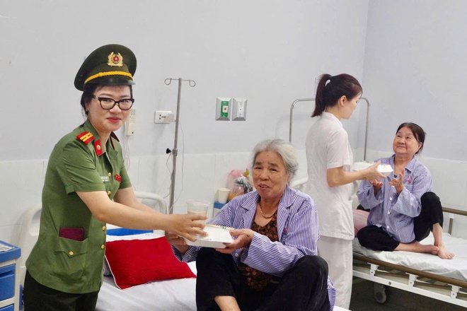 Trao tặng suất ăn miễn phí cho bệnh nhân điều trị nội trú tại bệnh viện Đa khoa Thường Tín- Ảnh 2.