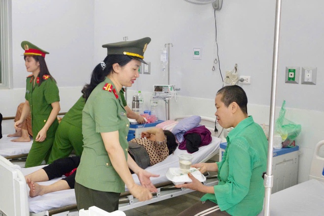 Trao tặng suất ăn miễn phí cho bệnh nhân điều trị nội trú tại bệnh viện Đa khoa Thường Tín- Ảnh 3.