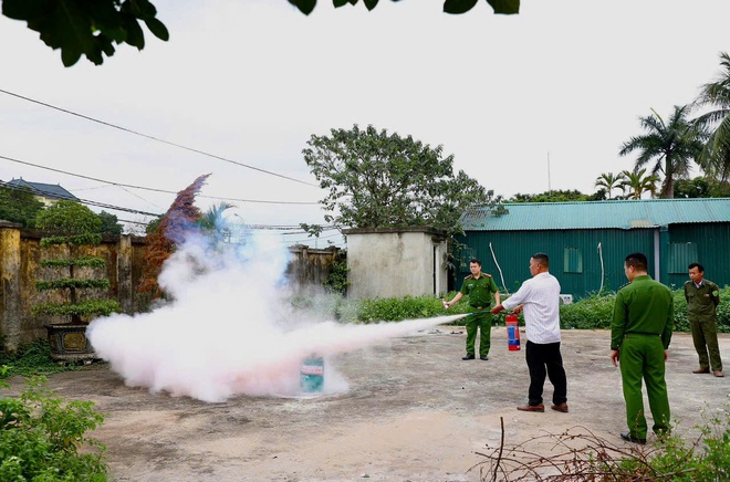 Xã Hồng Vân tập huấn công tác phòng cháy, chữa cháy cho lực lượng tham gia bảo vệ an ninh, trật tự ở cơ sở.- Ảnh 9.