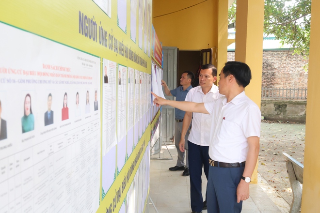 Các đoàn kiểm tra công tác chuẩn bị bầu cử tại các khu vực bầu cử trên địa bàn xã Hòa Phú- Ảnh 1.