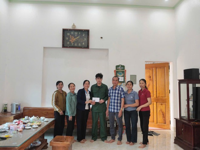 THẮM TÌNH QUÂN- DÂN: CÁC THÔN TRÊN ĐỊA BÀN XÃ TRUNG GIÃ ĐỘNG VIÊN TÂN BINH LÊN ĐƯỜNG NHẬP NGŨ- Ảnh 10.