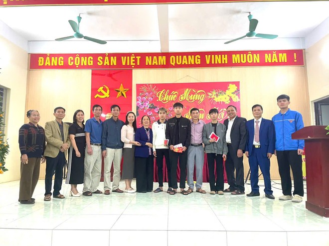 THẮM TÌNH QUÂN- DÂN: CÁC THÔN TRÊN ĐỊA BÀN XÃ TRUNG GIÃ ĐỘNG VIÊN TÂN BINH LÊN ĐƯỜNG NHẬP NGŨ- Ảnh 5.