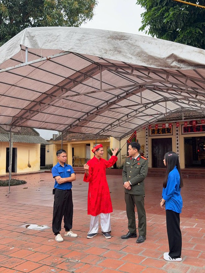 Ban Chấp hành Đoàn xã Hòa Phú tổ chức chuyến tham quan, tìm hiểu di tích lịch sử tại Đình làng Lưu Xá.- Ảnh 2.