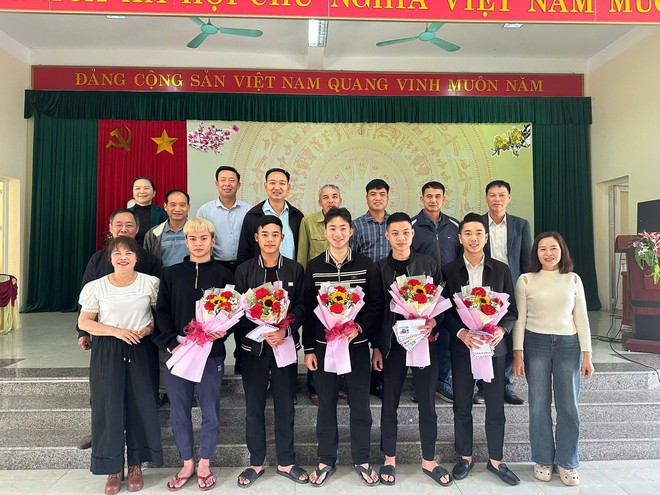 THẮM TÌNH QUÂN- DÂN: CÁC THÔN TRÊN ĐỊA BÀN XÃ TRUNG GIÃ ĐỘNG VIÊN TÂN BINH LÊN ĐƯỜNG NHẬP NGŨ- Ảnh 1.