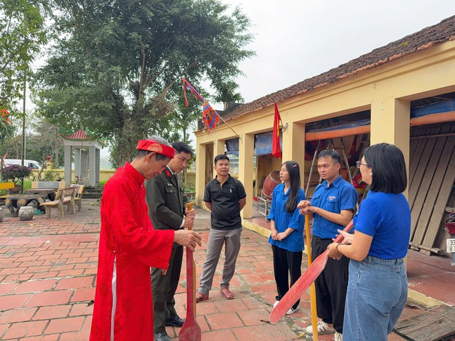 Ban Chấp hành Đoàn xã Hòa Phú tổ chức chuyến tham quan, tìm hiểu di tích lịch sử tại Đình làng Lưu Xá.- Ảnh 3.