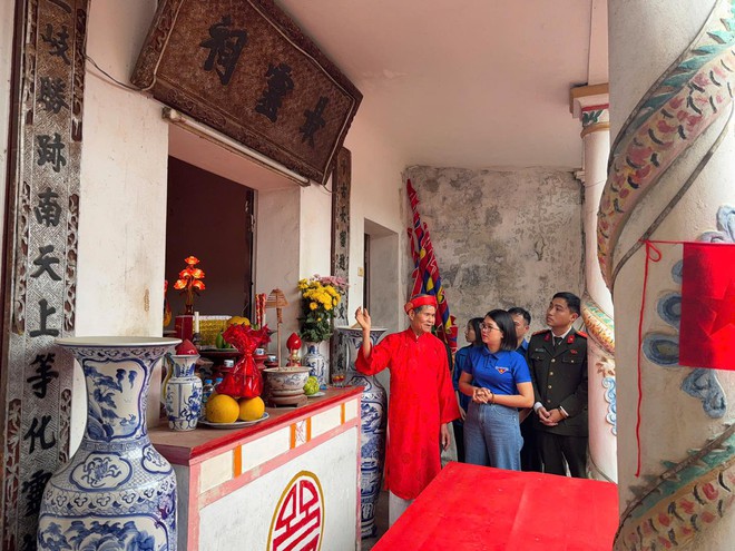 Ban Chấp hành Đoàn xã Hòa Phú tổ chức chuyến tham quan, tìm hiểu di tích lịch sử tại Đình làng Lưu Xá.- Ảnh 4.