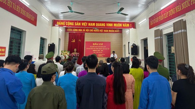 MANG NIỀM TIN ĐẾN NHÀ NHỮNG CÔNG DÂN CÓ HOÀN CẢNH ĐẶC BIỆT TẠI XÃ TRUNG GIÃ TRONG NGÀY HỘI LỚN CỦA TOÀN DÂN- Ảnh 1.