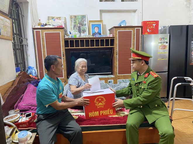 MANG NIỀM TIN ĐẾN NHÀ NHỮNG CÔNG DÂN CÓ HOÀN CẢNH ĐẶC BIỆT TẠI XÃ TRUNG GIÃ TRONG NGÀY HỘI LỚN CỦA TOÀN DÂN- Ảnh 2.