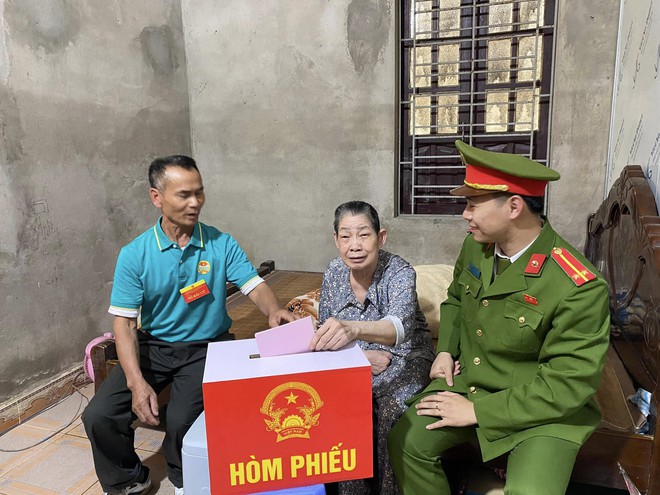 TRUNG GIÃ ĐẢM BẢO QUYỀN BẦU CỬ CHO CỬ TRI CAO TUỔI, YẾU THẾ- Ảnh 5.