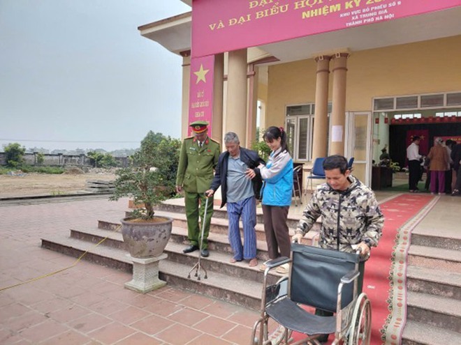 MANG NIỀM TIN ĐẾN NHÀ NHỮNG CÔNG DÂN CÓ HOÀN CẢNH ĐẶC BIỆT TẠI XÃ TRUNG GIÃ TRONG NGÀY HỘI LỚN CỦA TOÀN DÂN- Ảnh 5.