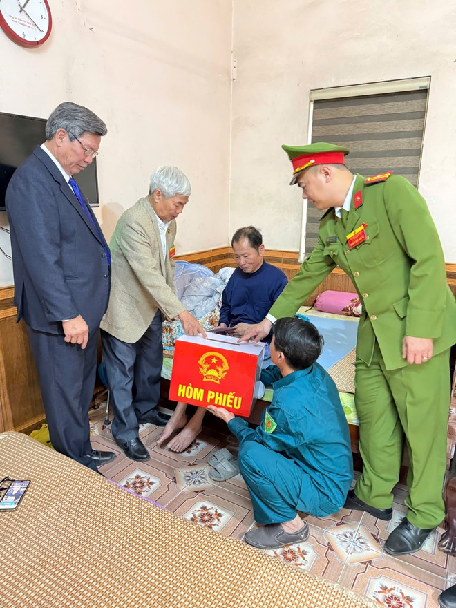 MANG NIỀM TIN ĐẾN NHÀ NHỮNG CÔNG DÂN CÓ HOÀN CẢNH ĐẶC BIỆT TẠI XÃ TRUNG GIÃ TRONG NGÀY HỘI LỚN CỦA TOÀN DÂN- Ảnh 6.