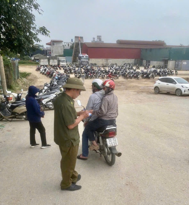 Công an xã Hồng Vân đảm bảo an ninh trật tự Lễ hội Đền Đại Lộ- Ảnh 4. Công an xã Hồng Vân đảm bảo an ninh trật tự Lễ hội Đền Đại Lộ- Ảnh 4.