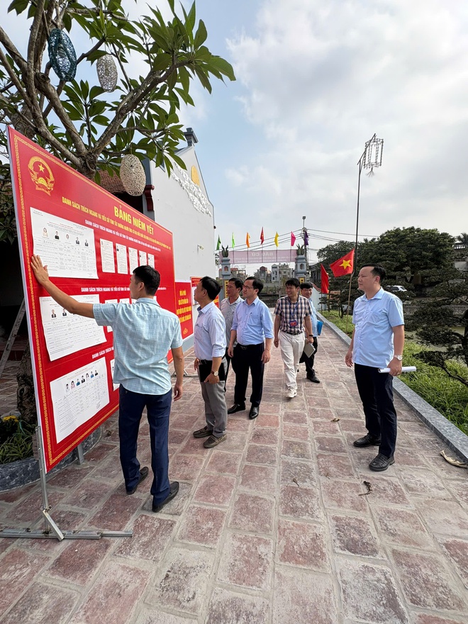 Kiểm tra công tác chuẩn bị cho ngày bầu cử đại biểu Quốc hội và HĐND các cấp nhiệm kỳ 2026-2031 tại các điểm bầu cử xã Hồng Vân.- Ảnh 6.
