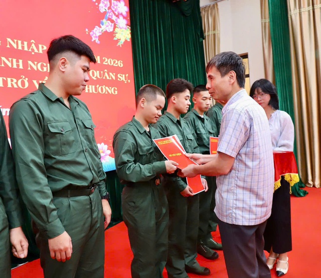 Xã Hồng Vân tiễn thanh niên lên đường nhập ngũ năm 2026 và đón quân nhân hoàn thành nghĩa vụ quân sự trở về địa phương- Ảnh 6.