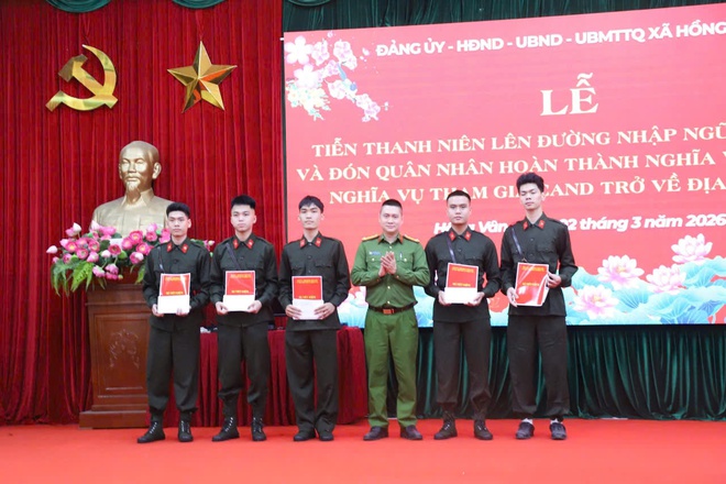 Xã Hồng Vân tiễn thanh niên lên đường nhập ngũ năm 2026 và đón quân nhân hoàn thành nghĩa vụ quân sự trở về địa phương- Ảnh 8.